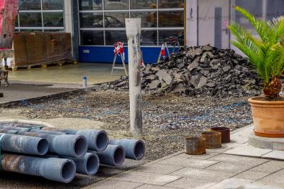 Aidlingen: Bagger schlaegt Gasleitung auf.